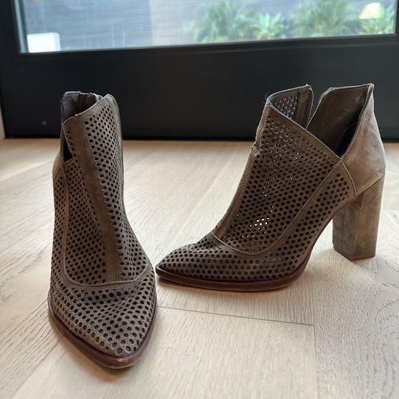 Vince Camuto Levesna Bootie - 6.5 - Picture 2 of 2